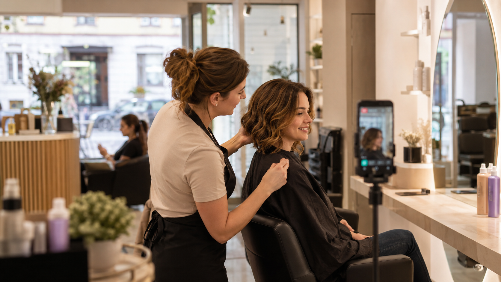 Instagram et TikTok pour salons : comment attirer des clients de votre ville dans votre établissement